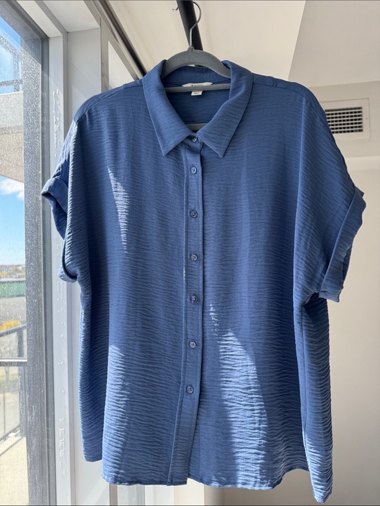 RW&CO. Tops - RW&CO Blue Textured Short-Sleeve Button-Up Shirt